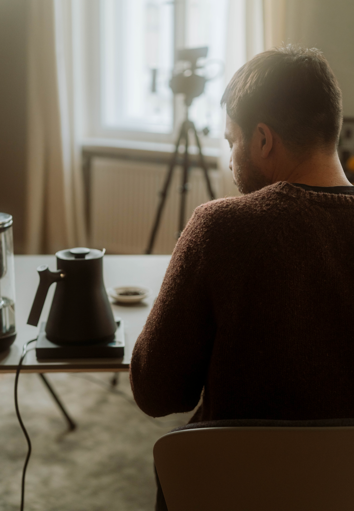 Eduardo at a table with a kettle and a camera, ready for an Online Tasting