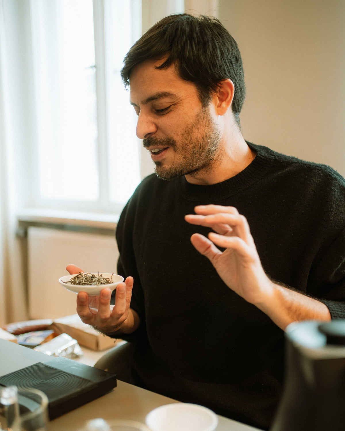 Eduardo zeigt lose Teeblätter während eines Online Tastings