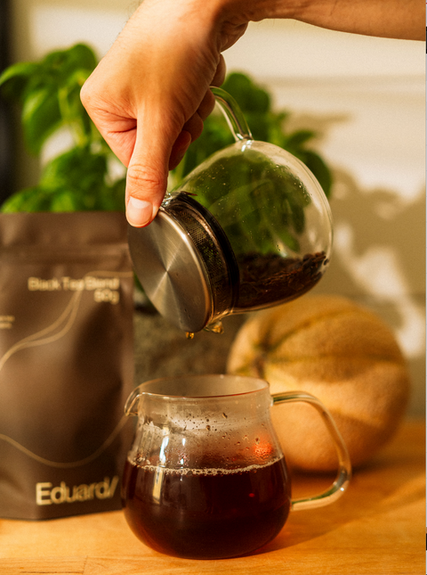 Besos de Café wird aus einer Glaskanne eingeschenkt