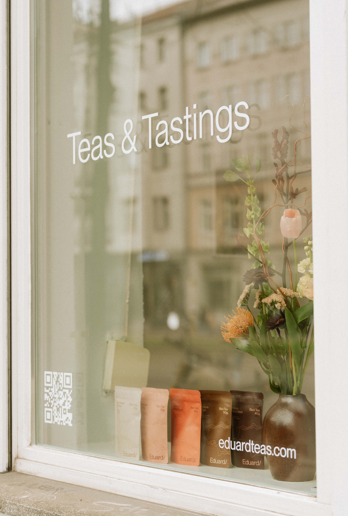 Eduard/-Schaufenster mit dem Schriftzug Teas & Tastings