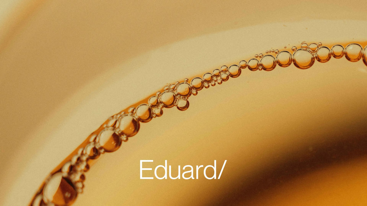 Nahaufnahme der Oberfläche eines Teeaufgusses mit dem Eduard/-Logo
