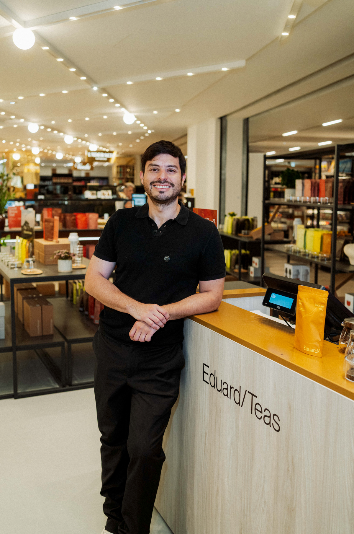Eduardo an der Eduard/-Teas-Theke in einem Kaufhaus