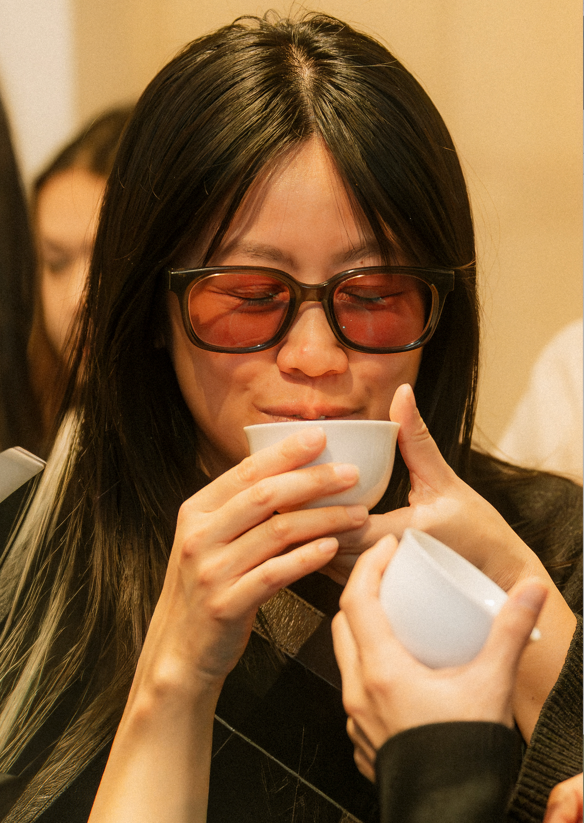 Ein Gast riecht bei einem Tasting an einer Tasse Tee