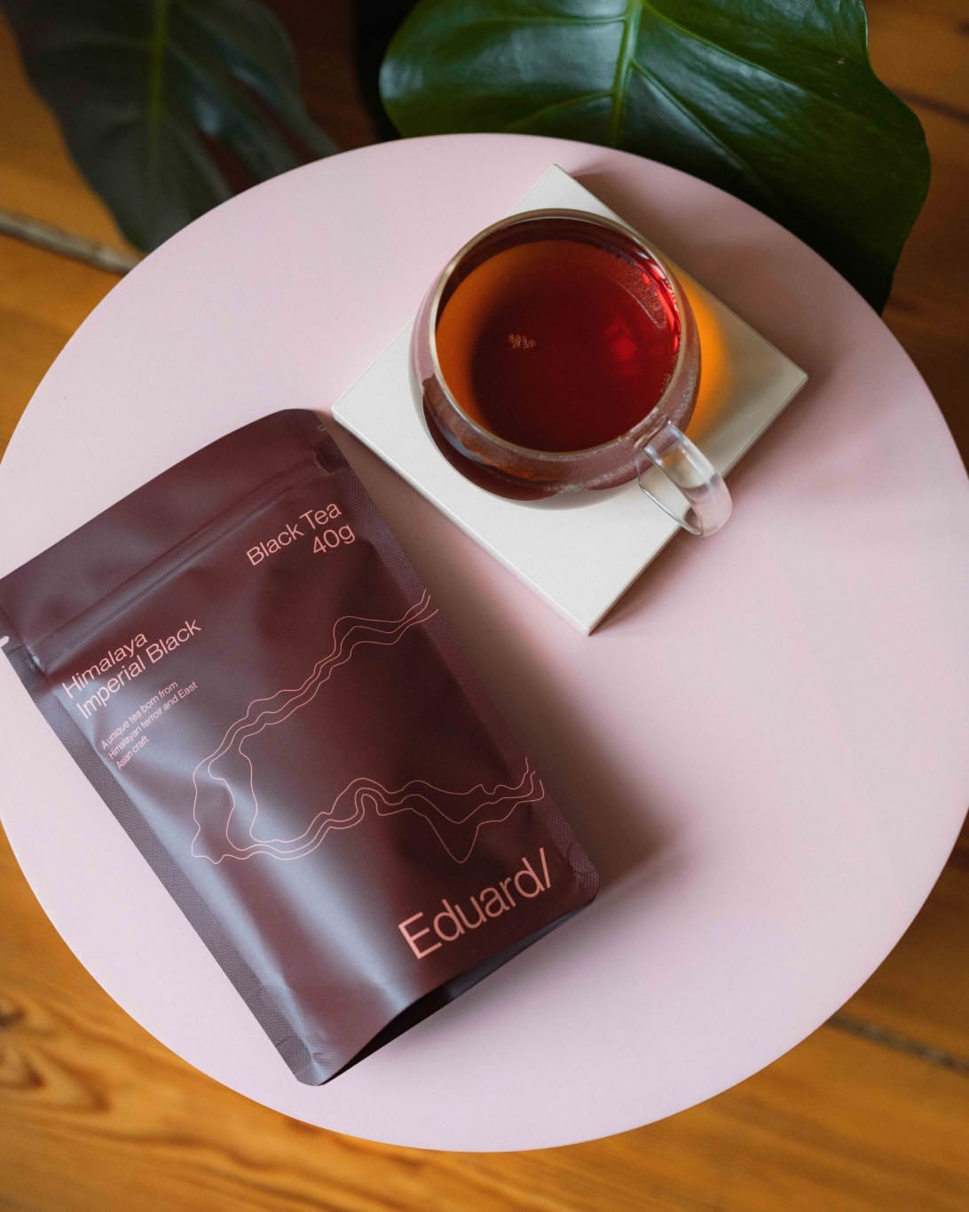 Beutel Himalaya Imperial Black neben einer Tasse Tee