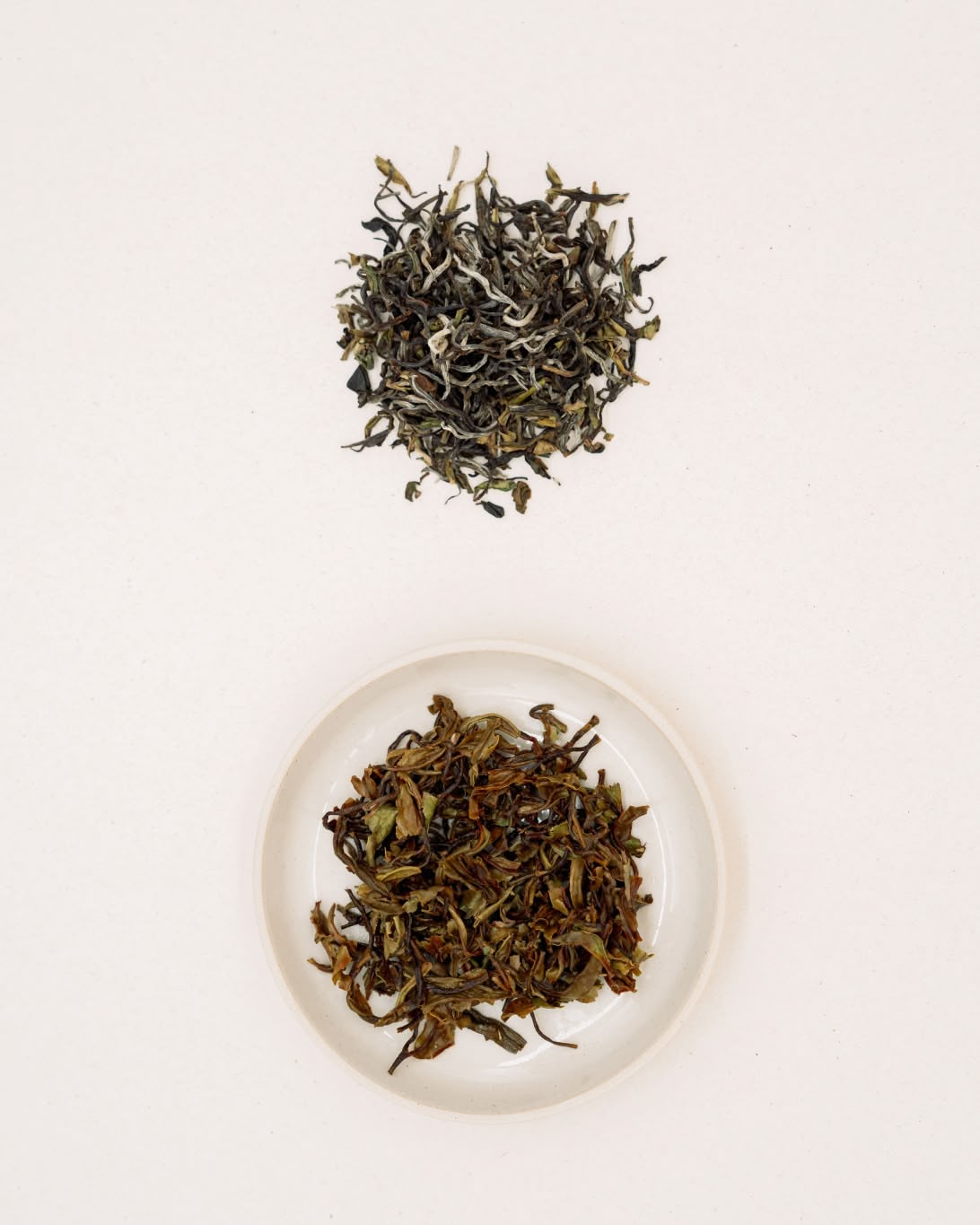 Dry and infused leaves of Himalaya Spring on two plates