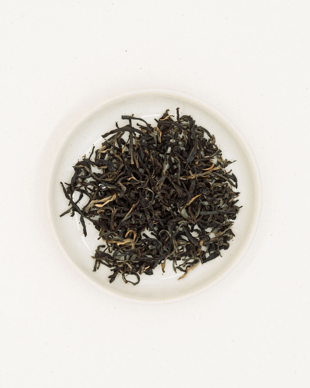 Dry leaves of Sumaq Yaku on a plate