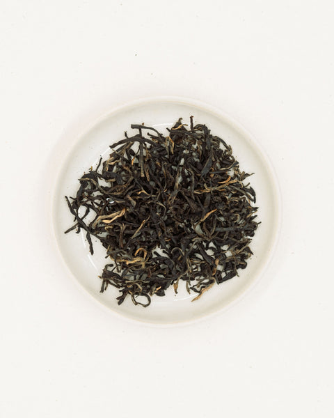 Dry leaves of Sumaq Yaku on a plate
