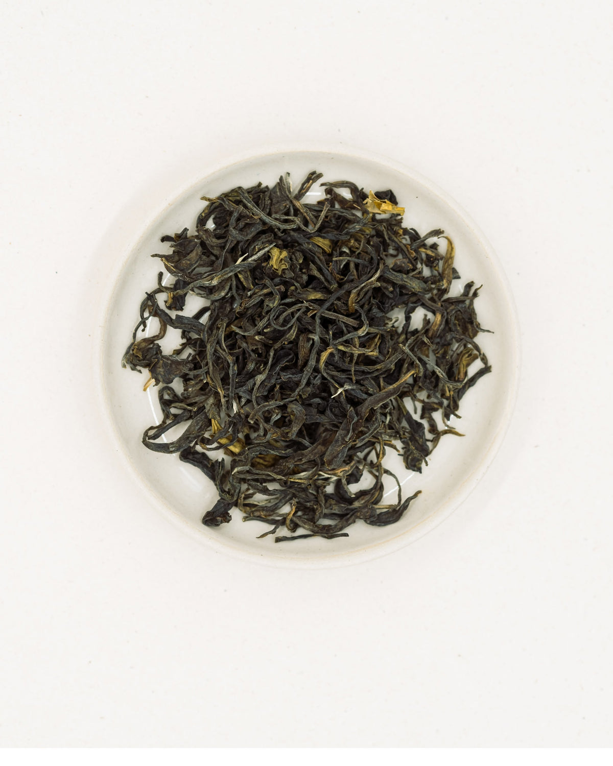 Trockene Blätter des Verde Esmeralda auf einem Teller