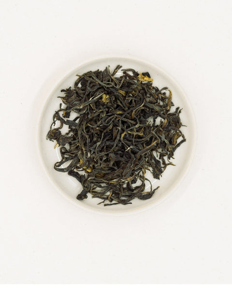 Trockene Blätter des Verde Esmeralda auf einem Teller